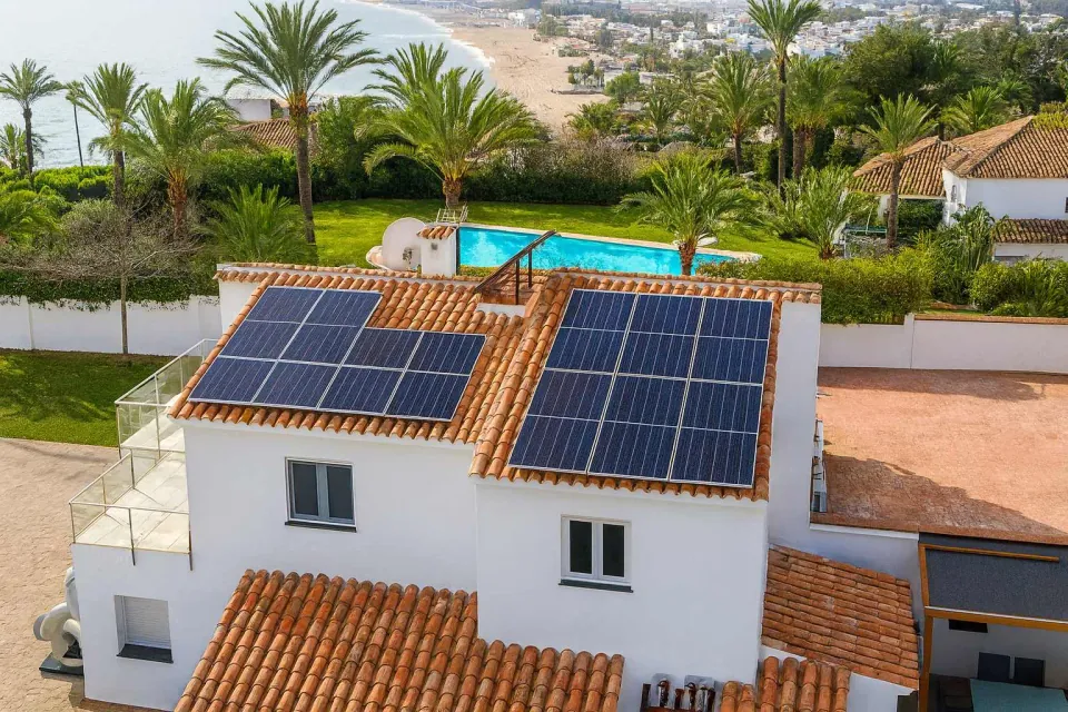 Paneles solares instalados en una villa de Mijas Costa